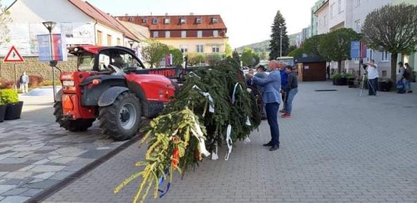 Brezovský máj už stojí na Námestí gen. M. R. Štefánika 2
