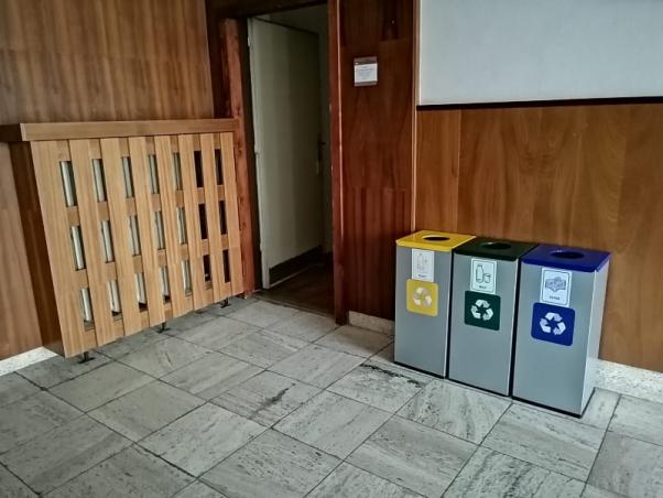 Na mestskom úrade pribudli koše na separovaný odpad 3