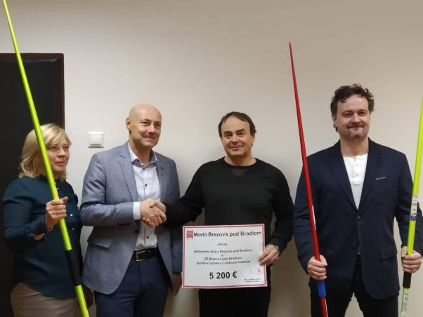 Atletický klub a ZŠ v Brezovej dostali športovú výbavu 3