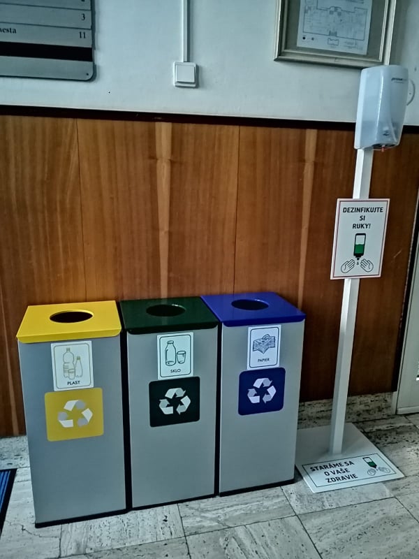 Na mestskom úrade pribudli koše na separovaný odpad 2