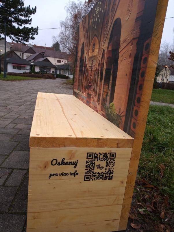 Ku knihobúdke pribudla drevená eko lavička 7