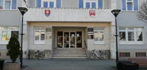 Obmedzenia na Mestskom úrade  Brezová pod Bradlom 1