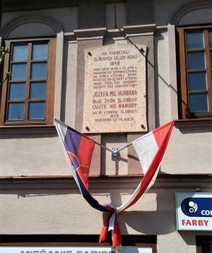 štátna stava a replika červeno-bielej zástavy z Brezovskej jari 1848